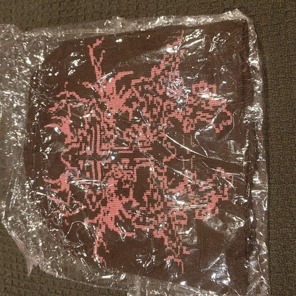 Beanie with crosses - Picture 1 of 2